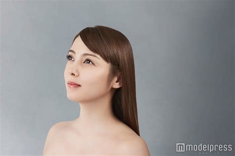 中山エミリ“親子ヌード”を大胆披露 一糸まとわず美ボディあらわ。